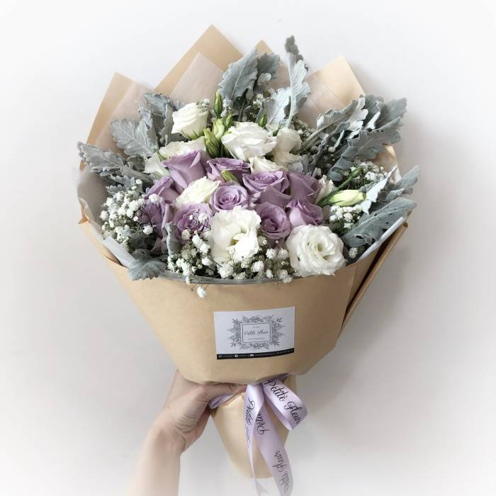 Ocean Song Roses With Dusty Miller