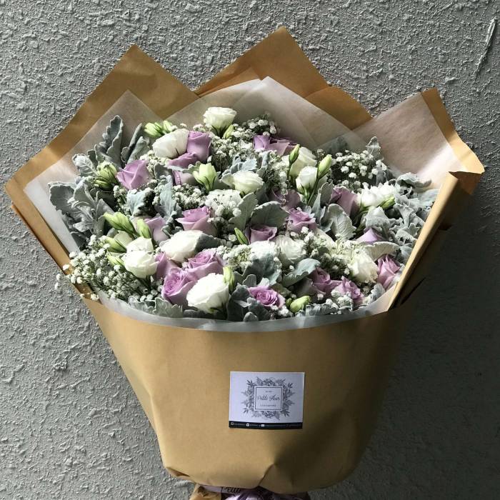 Ocean Song Roses With Dusty Miller